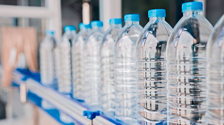 Revelan peligrosos riesgos de beber agua embotellada